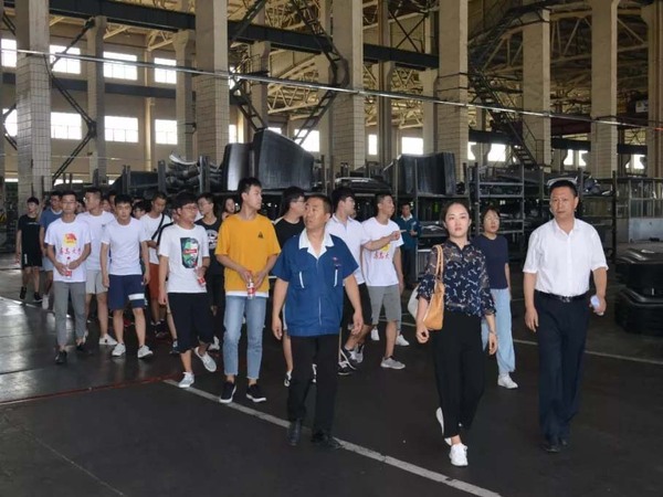 高校大学生来游艇会yth206集团科普基地实际进建