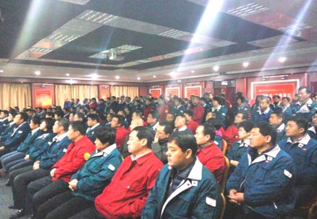 游艇会yth206集团治理人怨佚在大会堂当真听取科技人员的科普知识讲座